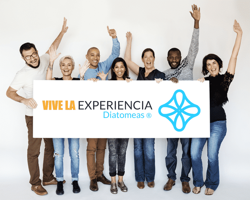 grupo de personas sujetando un cartel que pone vive la experiencia de la tierra de diatomeas